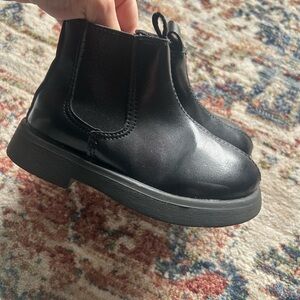 Toddler boots 
Like new condition 
Smoke and pet free! 
9c